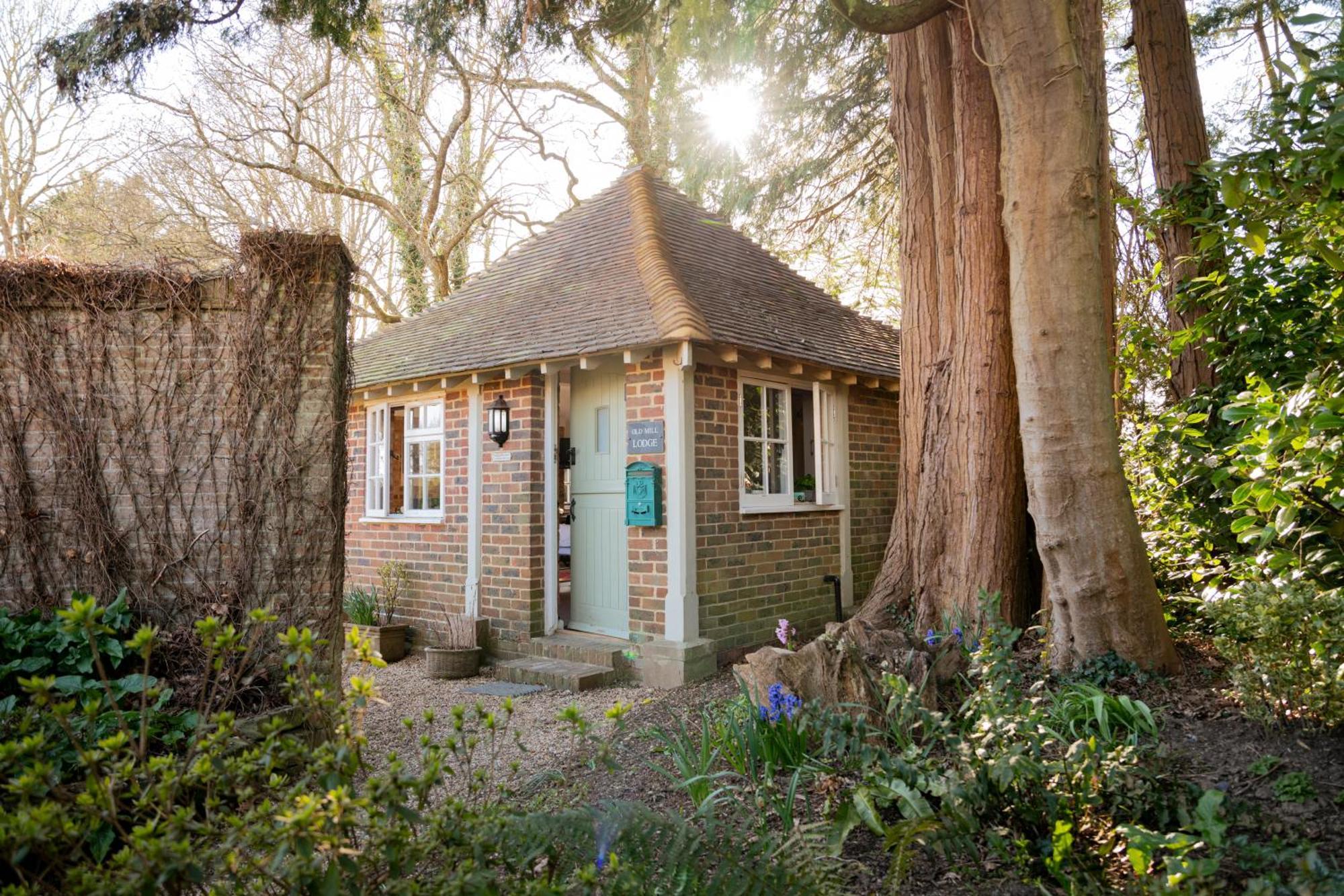 Hurstpierpoint Old Mill Lodge By Huluki Sussex Stays מראה חיצוני תמונה