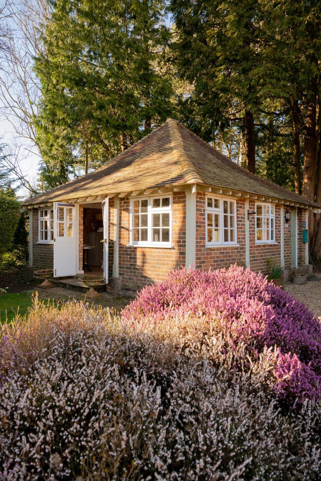 Hurstpierpoint Old Mill Lodge By Huluki Sussex Stays מראה חיצוני תמונה