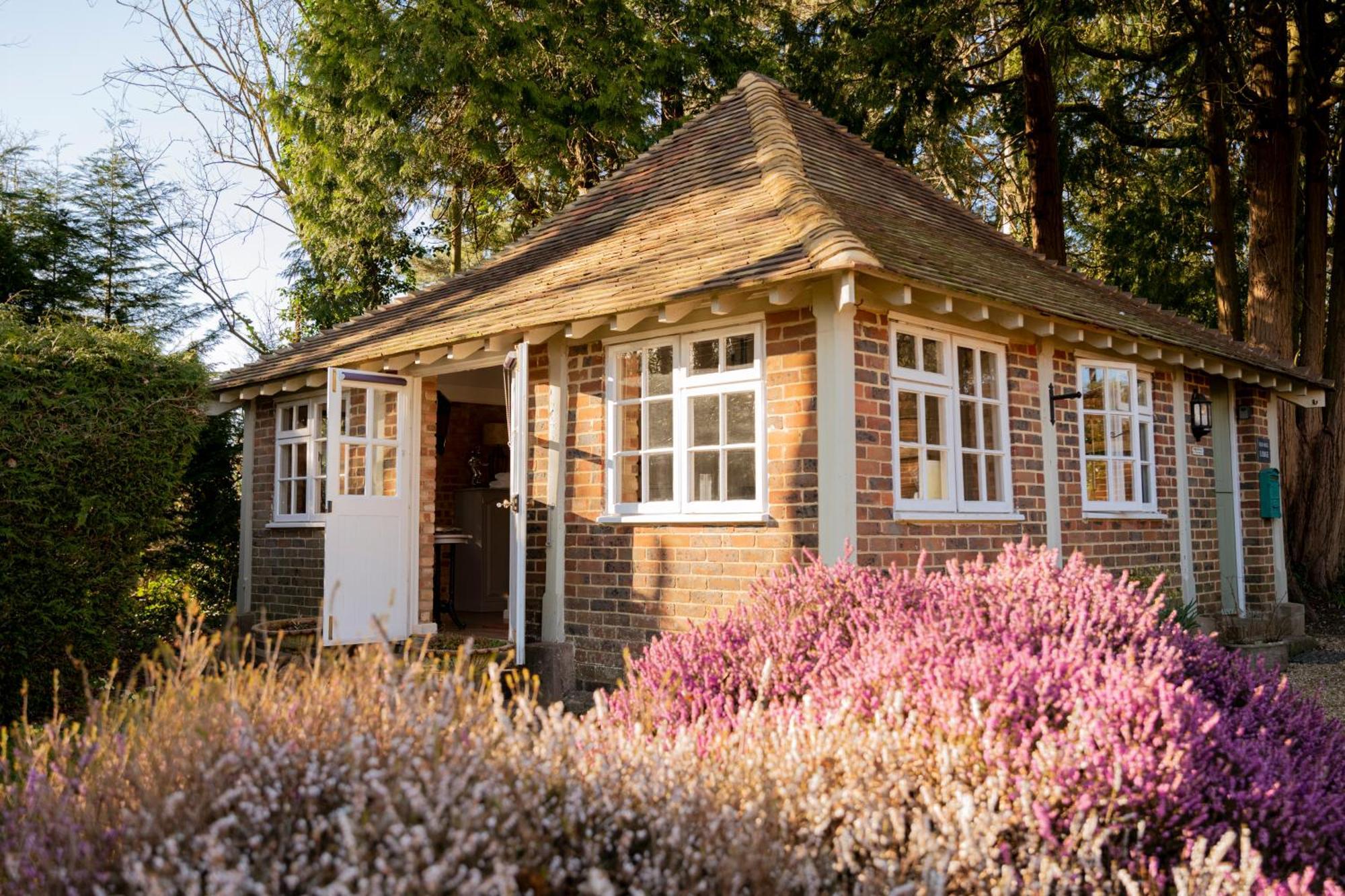 Hurstpierpoint Old Mill Lodge By Huluki Sussex Stays מראה חיצוני תמונה