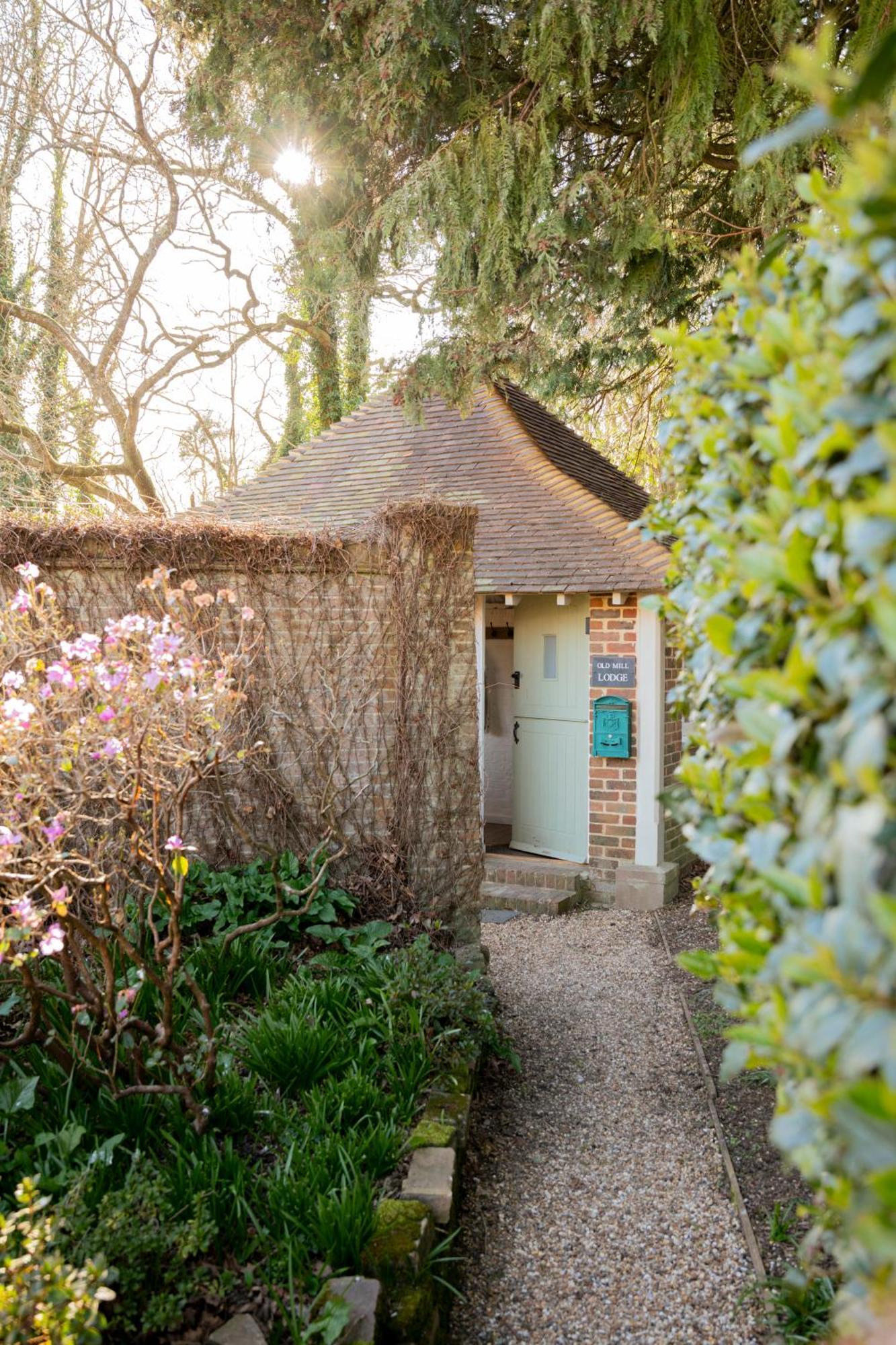 Hurstpierpoint Old Mill Lodge By Huluki Sussex Stays מראה חיצוני תמונה