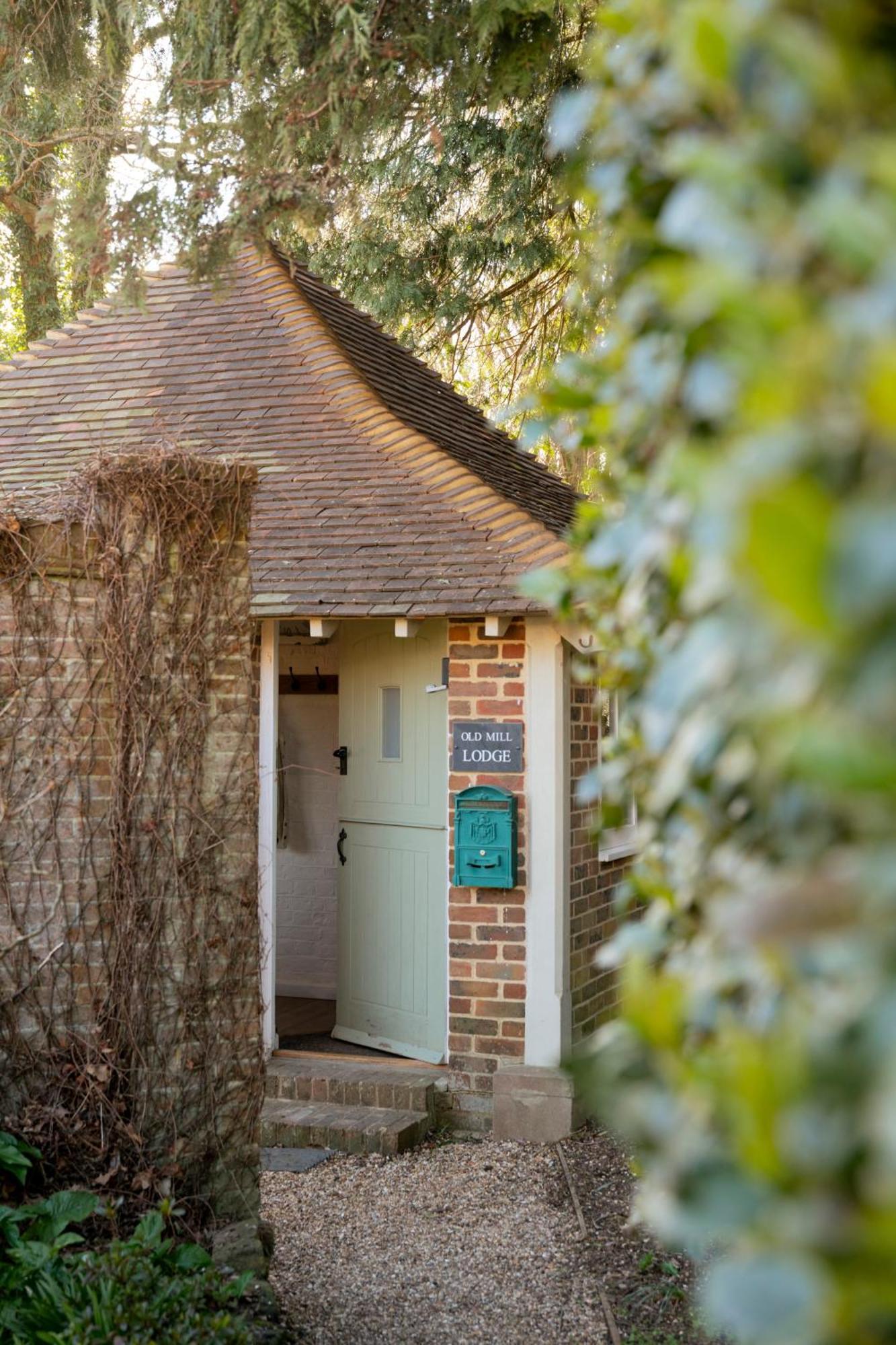 Hurstpierpoint Old Mill Lodge By Huluki Sussex Stays מראה חיצוני תמונה