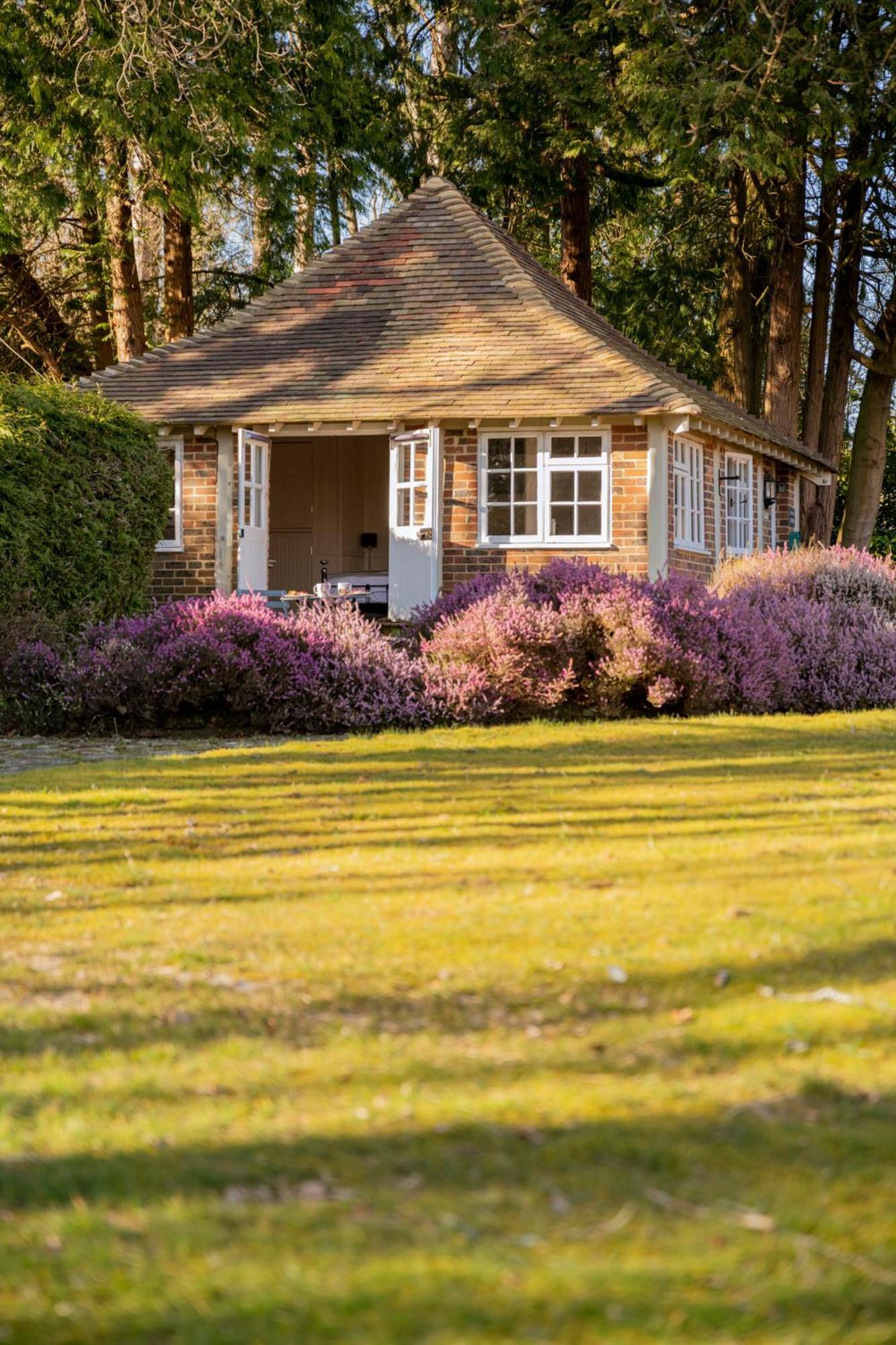 Hurstpierpoint Old Mill Lodge By Huluki Sussex Stays מראה חיצוני תמונה