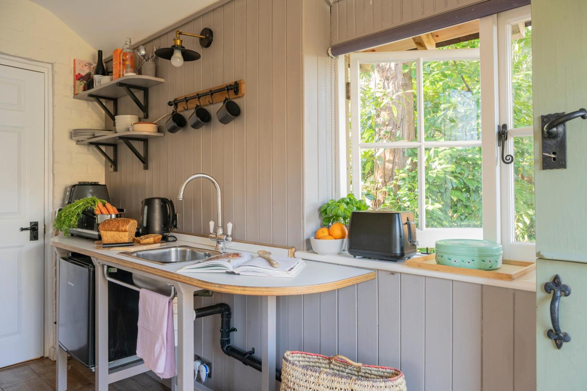 Hurstpierpoint Old Mill Lodge By Huluki Sussex Stays מראה חיצוני תמונה