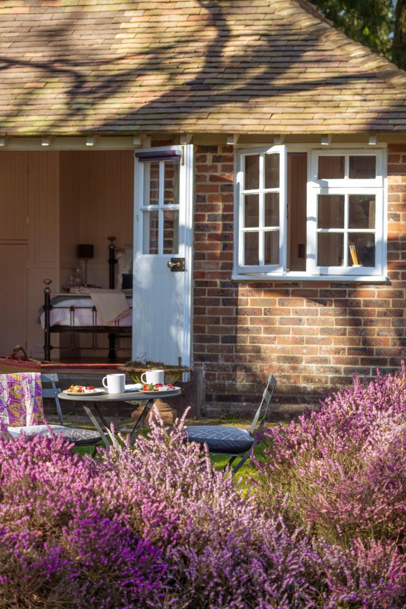 Hurstpierpoint Old Mill Lodge By Huluki Sussex Stays מראה חיצוני תמונה