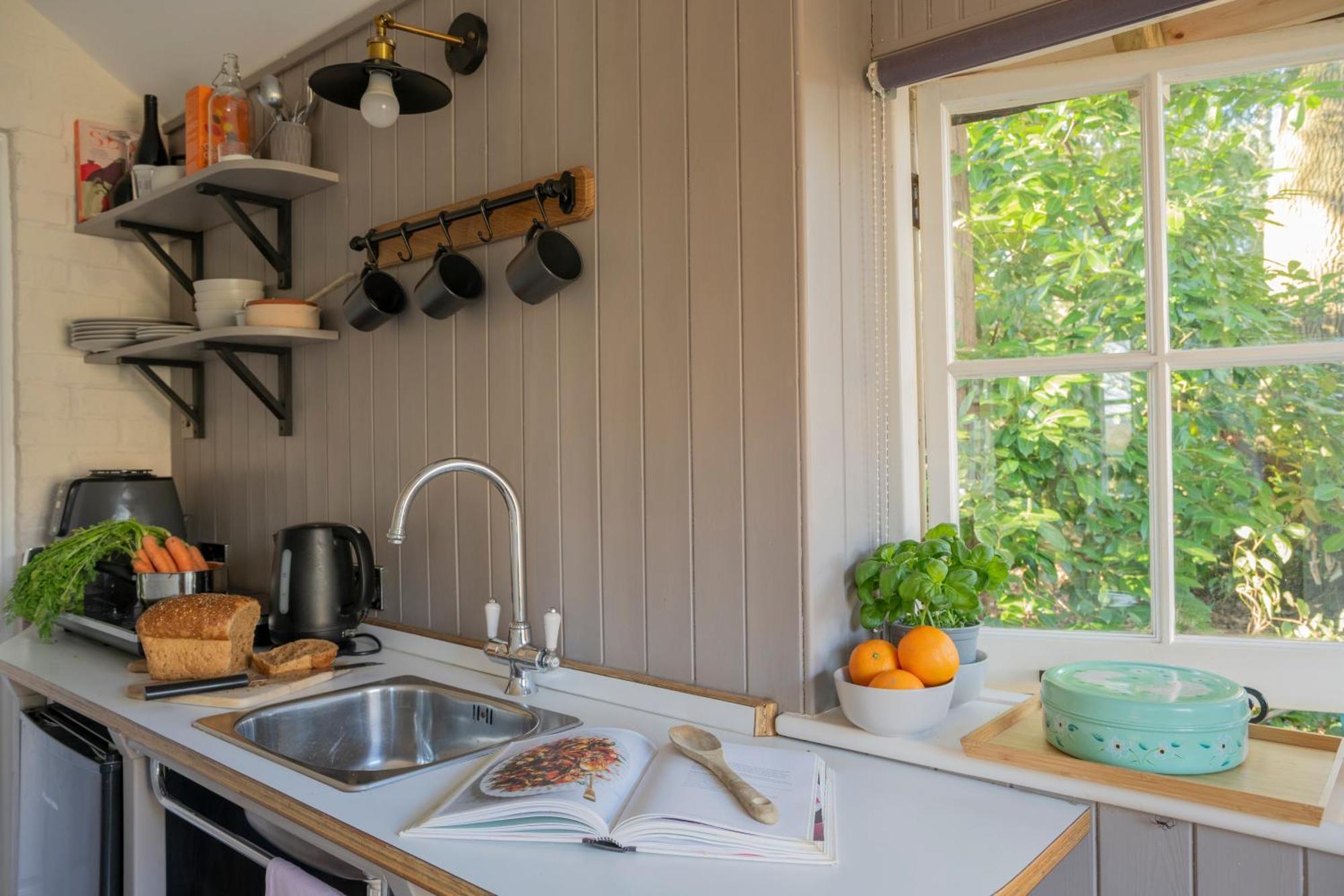 Hurstpierpoint Old Mill Lodge By Huluki Sussex Stays מראה חיצוני תמונה