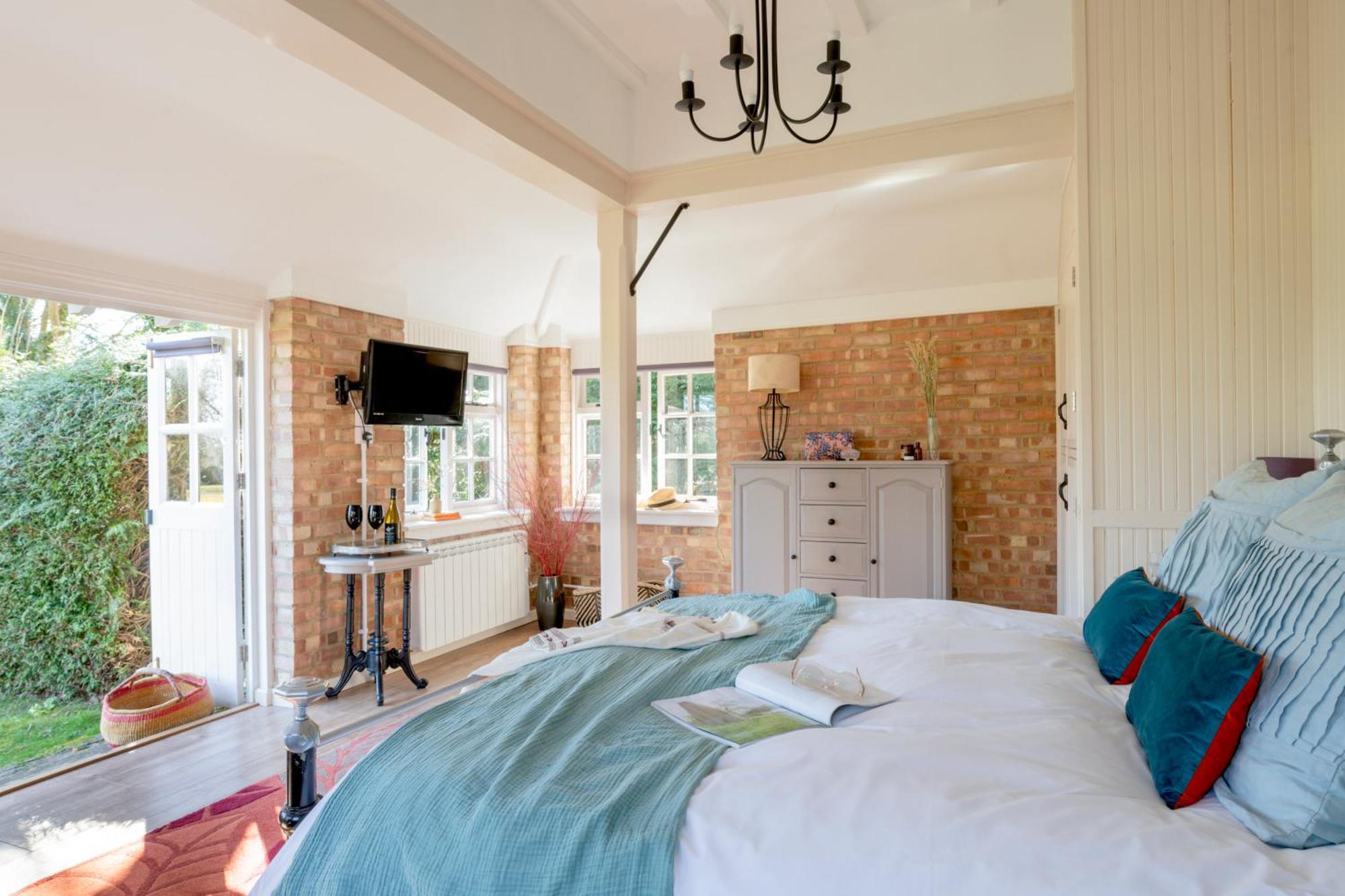 Hurstpierpoint Old Mill Lodge By Huluki Sussex Stays מראה חיצוני תמונה